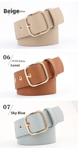 Tre cinture larghe in finta pelle beige, cammello e blu con fibbie in metallo oro
