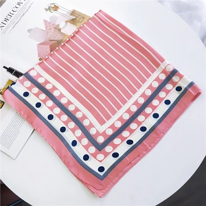 Carré de soie rose à rayures avec bordure à pois et style tendance pour femmes