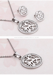 Détails de la parure Arbre de Vie en argent avec strass brillants sur le collier et boucles