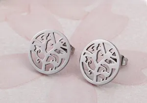 Vue macro des boucles d'oreilles arbre de vie en acier inoxydable avec motif évidé