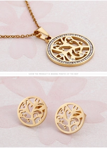 Détail de parure bijoux Arbre de Vie dorée avec zircons et design ajouré élégant