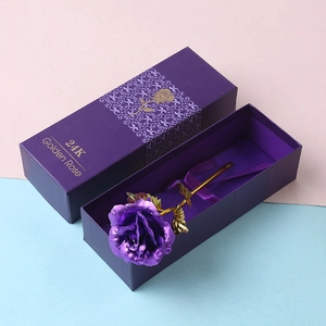 Detail einer lila 24K Goldfolienrose in einer lila Geschenkbox auf zweifarbigem Hintergrund