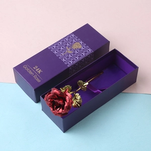 Detailansicht einer 24K Goldfolienrose in einer lila Geschenkbox mit Schleife