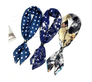 Détail de trois foulards en satin vintage aux imprimés variés avec boucles en cuir chic