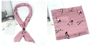 Détail d'un foulard en soie à rayures rouges et blanches avec motif de grue