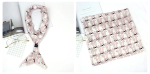 Détail du foulard en satin imprimé lapins vintage avec boucle en cuir noir