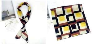 Détail d'un foulard carré en satin artistique aux motifs géométriques abstraits