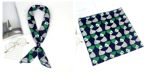 Détail d'un foulard en soie à portrait abstrait bleu marine avec anneau boucle en cuir