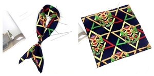 Détail du foulard en satin aux motifs géométriques exotiques et peinture à l'huile