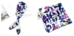 Détails de visages abstraits et empreintes de lèvres colorées sur foulard carré bleu et blanc
