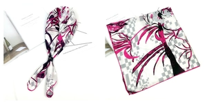 Détail d'un foulard en satin de soie aux motifs floraux abstraits et motifs pixelisés