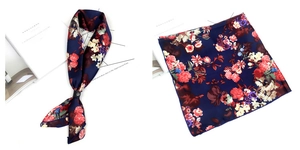 Détail d'un foulard en satin vintage avec motifs de roses sur tissu bleu marine