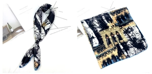 Détail d'un foulard en soie à imprimé architecture européenne et bordure bleue