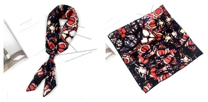Vue détaillée du foulard en soie rétro avec peinture abstraite et boucle en cuir