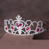 Vue détaillée de la pince à cheveux papillon vintage avec strass rouges et clairs