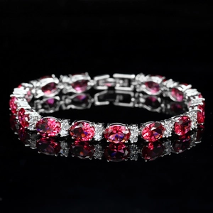 Vue macro d'un bracelet de luxe avec rubis ovales et zircons blancs sur fond noir élégant
