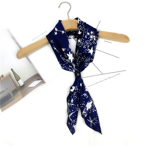 Carré en satin bleu marine à imprimé étoilé avec boucle en cuir et métal chic