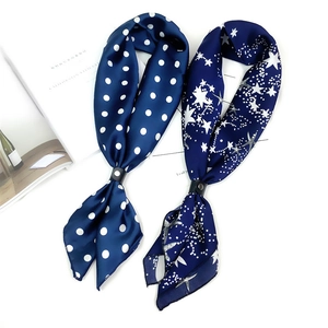 Foulards carrés vintage en soie bleu marine avec motifs à pois et motifs étoilés