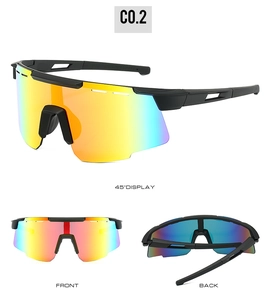 Vue sous trois angles de lunettes de vélo de sport avec verres polarisés colorés et monture mate