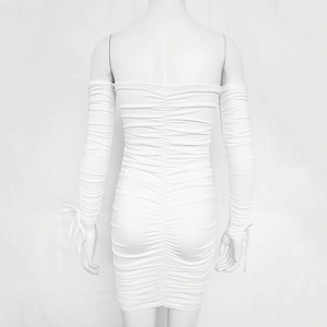Vue détaillée de la texture plissée et du laçage au dos de cette robe blanche à épaules nues