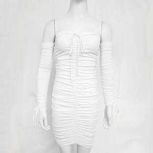 Détail de la robe mini blanche à épaules dénudées avec design plissé et manches à cordon