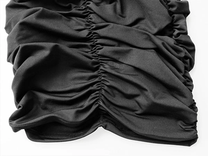 Gros plan détaillé de la robe noire à épaules dénudées avec tissu plissé et élastique
