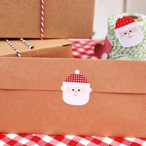 Set di cancelleria natalizia con scatole regalo in carta Kraft e adesivi di Babbo Natale