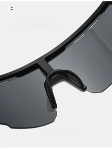 Détail macro des plaquettes de nez confortables intégrées sur lunettes de sport