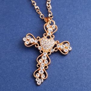 Collar con colgante de cruz corazón dorado vintage con cristales brillantes para mujer