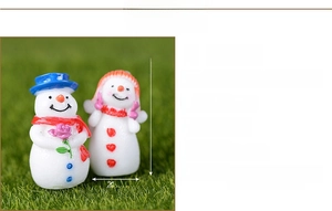 Detail of resin snowmen couple figurines with height dimensions of 39mm for Christmas decor
