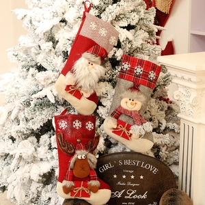 Trois grandes chaussettes de Noël avec Père Noël, bonhomme de neige et renne en 3D