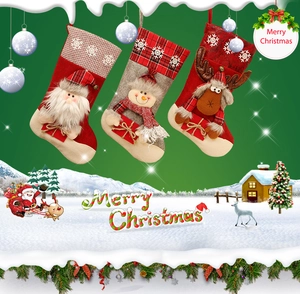 Trois chaussettes de Noël festives avec décorations 3D Père Noël, Bonhomme de neige et Renne