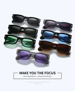 Lunettes de soleil rétro à petit cadre carré en plusieurs couleurs avec flèches en métal