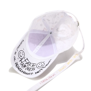 Casquette de baseball blanche style graffiti avec rubans longs et motifs dessinés