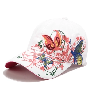 Berretto da baseball bianco con ricamo floreale a farfalla e paillettes sulla visiera