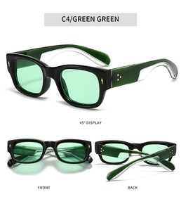 Détails de lunettes de soleil carrées noires avec verres verts et rivets dorés