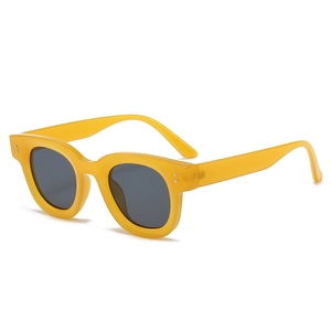Retro-ovale gelbe Sonnenbrille mit dickem Rahmen und silbernen Nietendetails an der Ecke