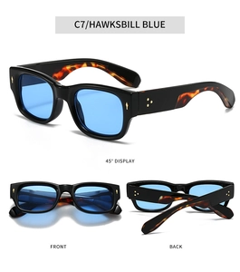 Détails de lunettes de soleil noires étroites avec rivets dorés et verres bleus