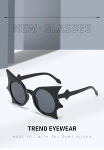 Vue détaillée des lunettes de soleil chauve-souris noires avec verres gris et cadre pointu