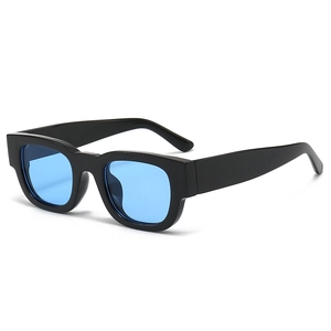 Occhiali da sole squadrati futuristici con montatura nera spessa e lenti blu trasparenti