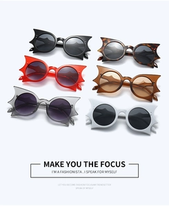 Vue à plat de lunettes de soleil chauve-souris en six coloris dont noir, rouge et écaille