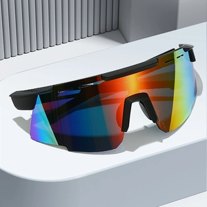 Lunettes de soleil de sport unisexe avec verres dégradés colorés sur un support blanc