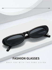 Détails de lunettes de soleil ovales noires et verres gris foncé sur socles blancs