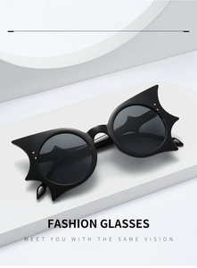 Gros plan de lunettes de soleil chauve-souris noires avec clous argentés sur support