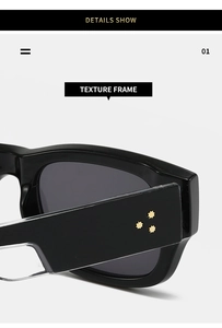 Détail de lunettes de soleil noires avec trois rivets en étoile dorée sur la branche