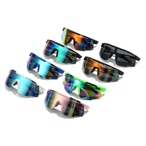 Matrice de lunettes de soleil cyclisme colorées avec huit combinaisons de verres et montures