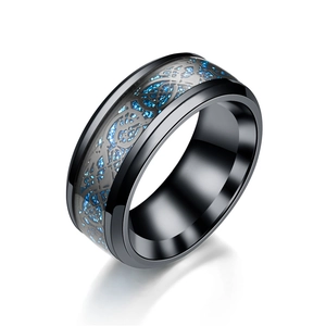 Primer plano de anillo de tungsteno negro con incrustación azul brillante y patrón de dragón plata