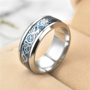 Detalle del anillo con patrón de dragón celta en acabado plateado y fondo azul brillante