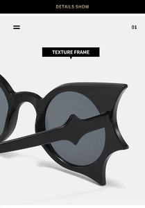 Détail de la monture noire irrégulière style chauve-souris avec une finition mate