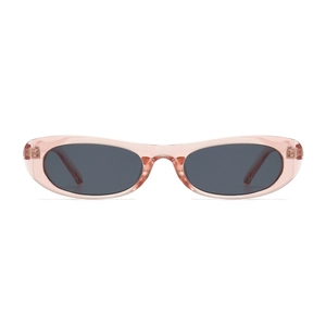 Gros plan des lunettes de soleil ovales avec monture rose translucide et verres gris